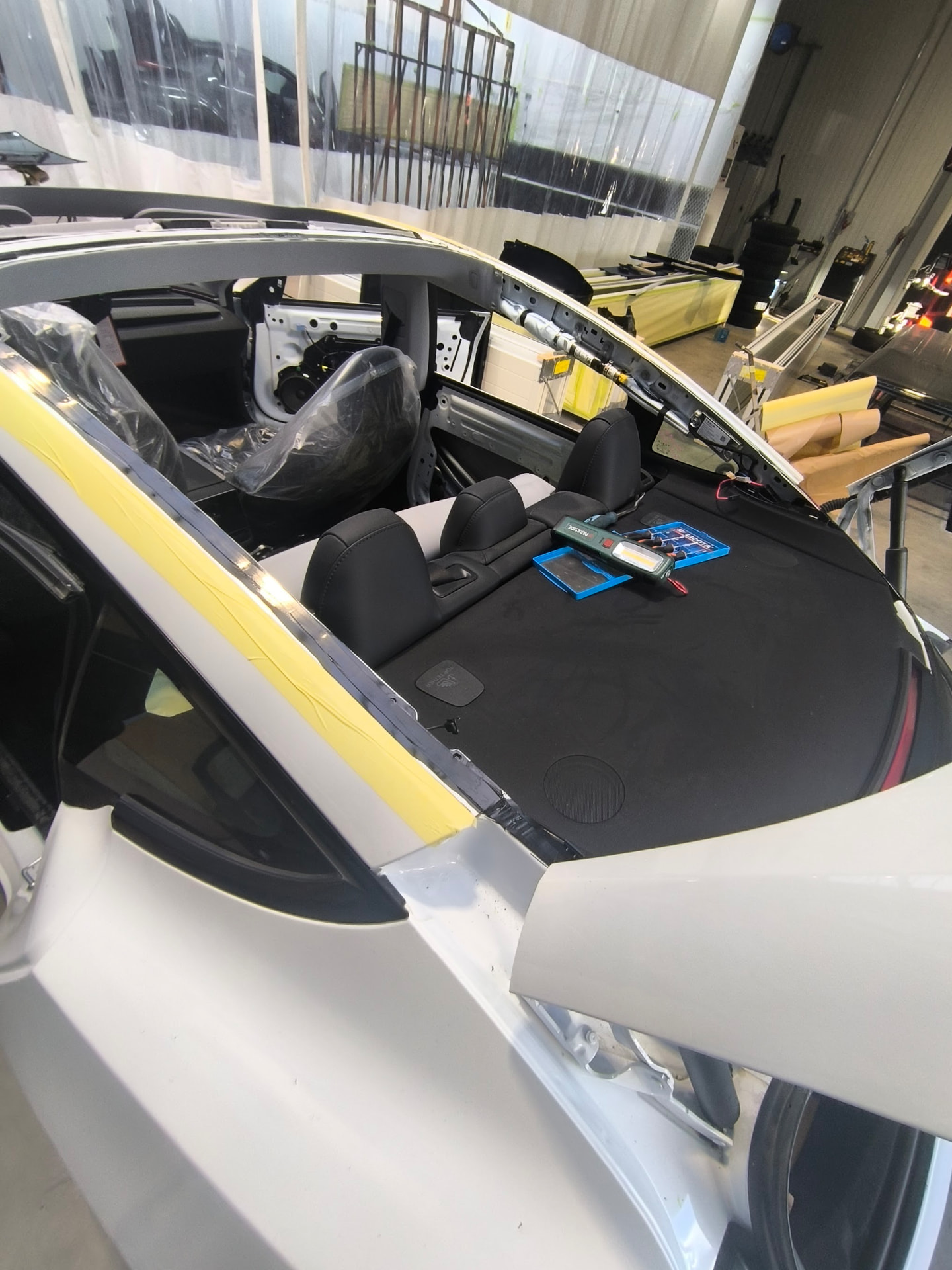 Préparation de la carrosserie après la dépose du vitrage de toit automobile